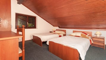 Ruang kerja ramah laptop, setrika/meja setrika, dan seprai linen