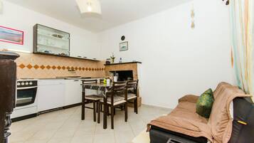 Private kitchen | Fridge, microwave, oven, stovetop