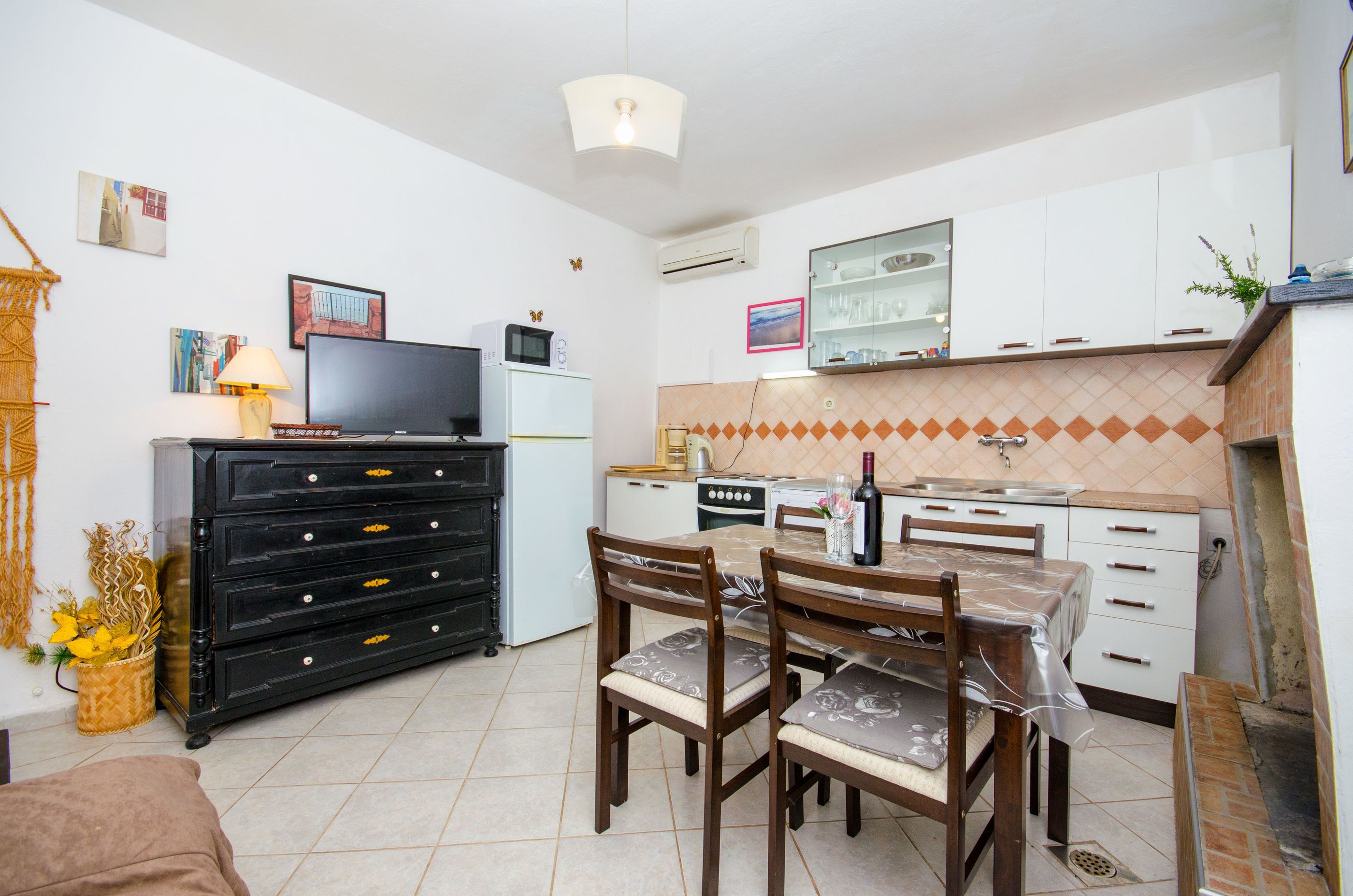 Private kitchen | Fridge, microwave, oven, stovetop