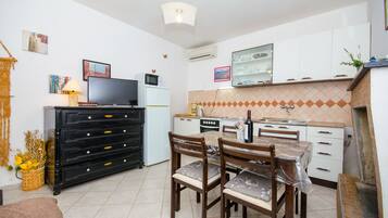 Private kitchen | Fridge, microwave, oven, stovetop