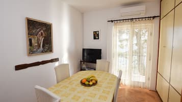 Apartment (A1) | Dining