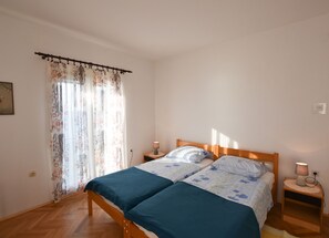 Free WiFi, bed sheets - Apartment Vlasta (Primosten)