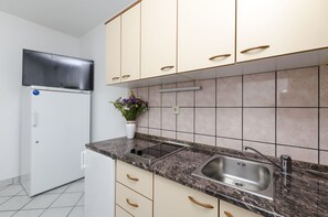 Appartement (A2) | Cuisine privée | Réfrigérateur, plaque de cuisson, cafetière/bouilloire