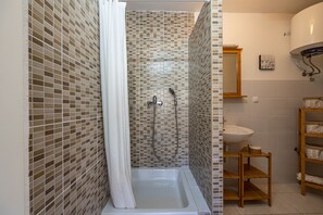 Appartement (A1) | Salle de bain | Douche, séchoir à cheveux