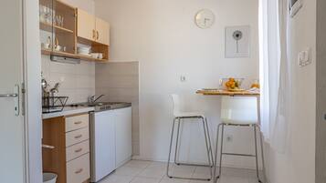 Appartement (A1) | Cuisine privée | Réfrigérateur, plaque de cuisson, bouilloire électrique