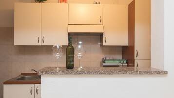 Private kitchen | Fridge, oven, stovetop, electric kettle