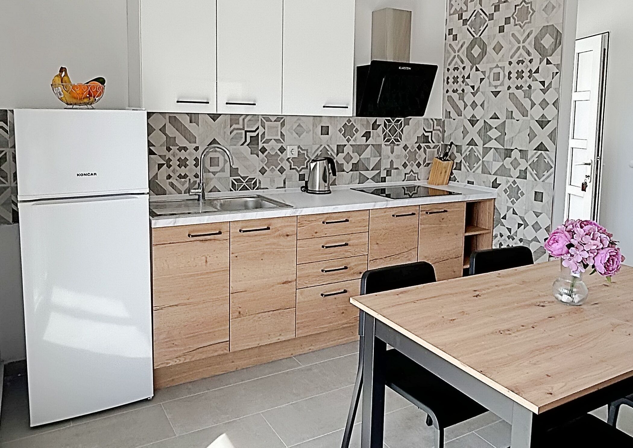 Apartamento (A1) | Cocina privada | Frigorífico, placa de cocina, hervidor eléctrico y utensilios de cocina