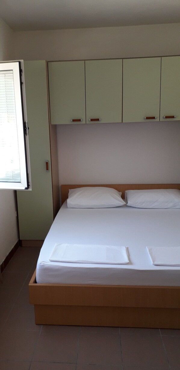 Free WiFi, bed sheets