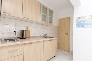Private kitchen | Fridge, stovetop, electric kettle, cookware/dishes/utensils