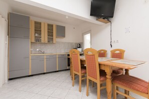 Private kitchen | Fridge, stovetop, electric kettle, cookware/dishes/utensils