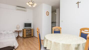Studio (A1) | Dining