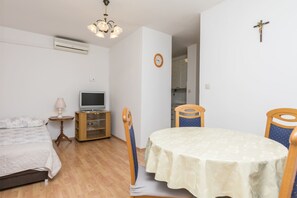 Studio (A1) | Dining - Apartment Marica (Omis)