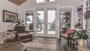Una sala de estar acogedora con chimenea, asientos cómodos y vistas al exterior.