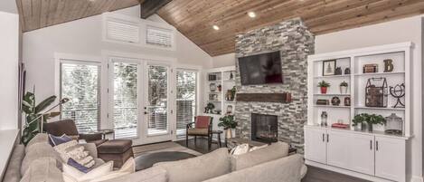 Smart TV, chimenea, reproductor de DVD, libros