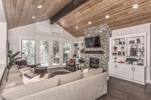 SONrise House - spacious West Side Beauty w Hot Tub and views!!