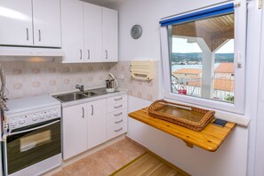 Kjøleskap, mikrobølgeovn, ovn og kokeplater