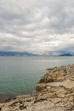Beach nearby - Apartment Ribica (Slatine)