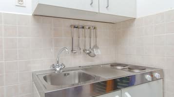 Fridge, coffee/tea maker