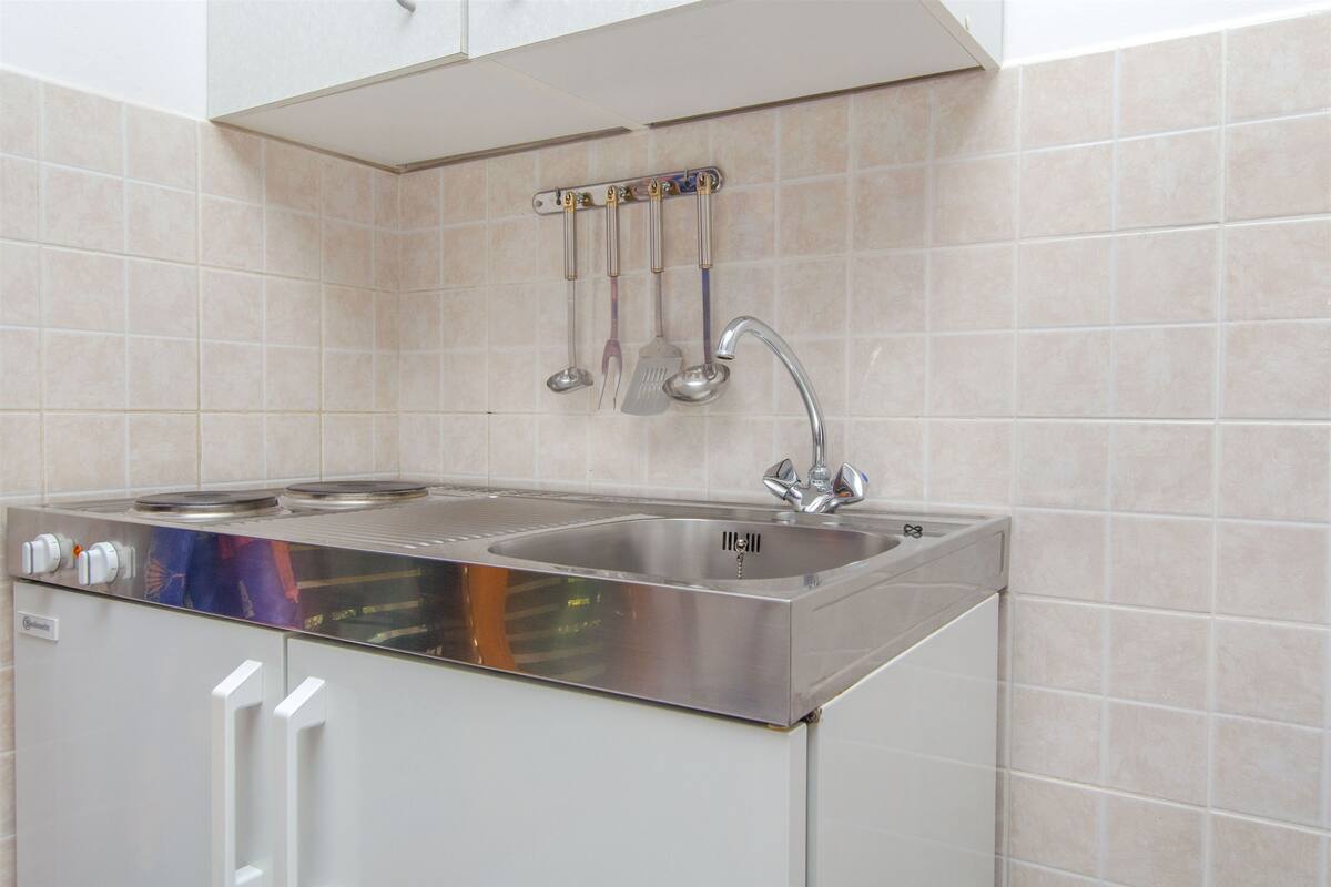 Fridge, coffee/tea maker