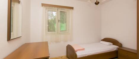 Iron/ironing board, bed sheets