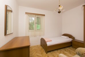 Iron/ironing board, free WiFi, bed sheets