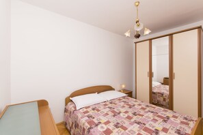 Iron/ironing board, free WiFi, bed sheets