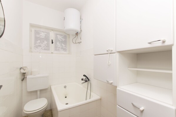 Bathroom | Bathtub