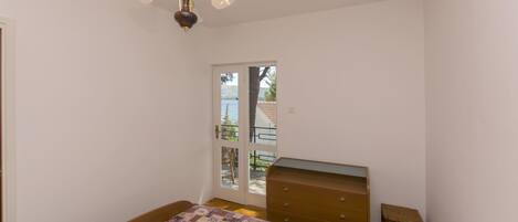 Fer et planche Ă repasser, literie fournie