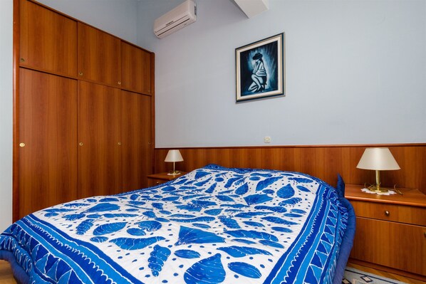 Free WiFi, bed sheets