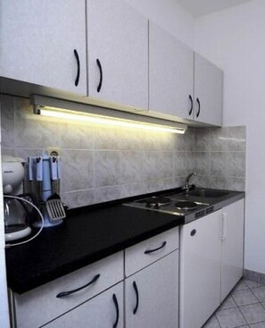 Apartment (A6) | Private kitchen | Mini-fridge - Apartments Meridiana 2 (Orebic)