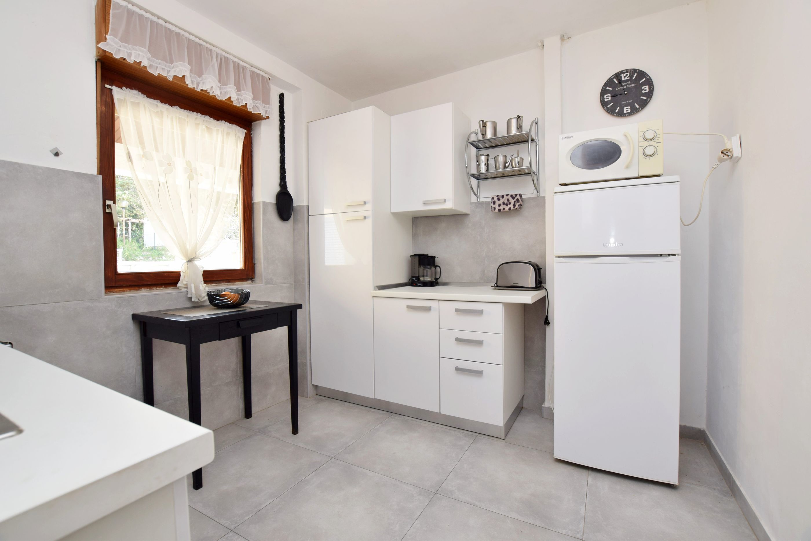 Private kitchen | Fridge, microwave, oven, stovetop