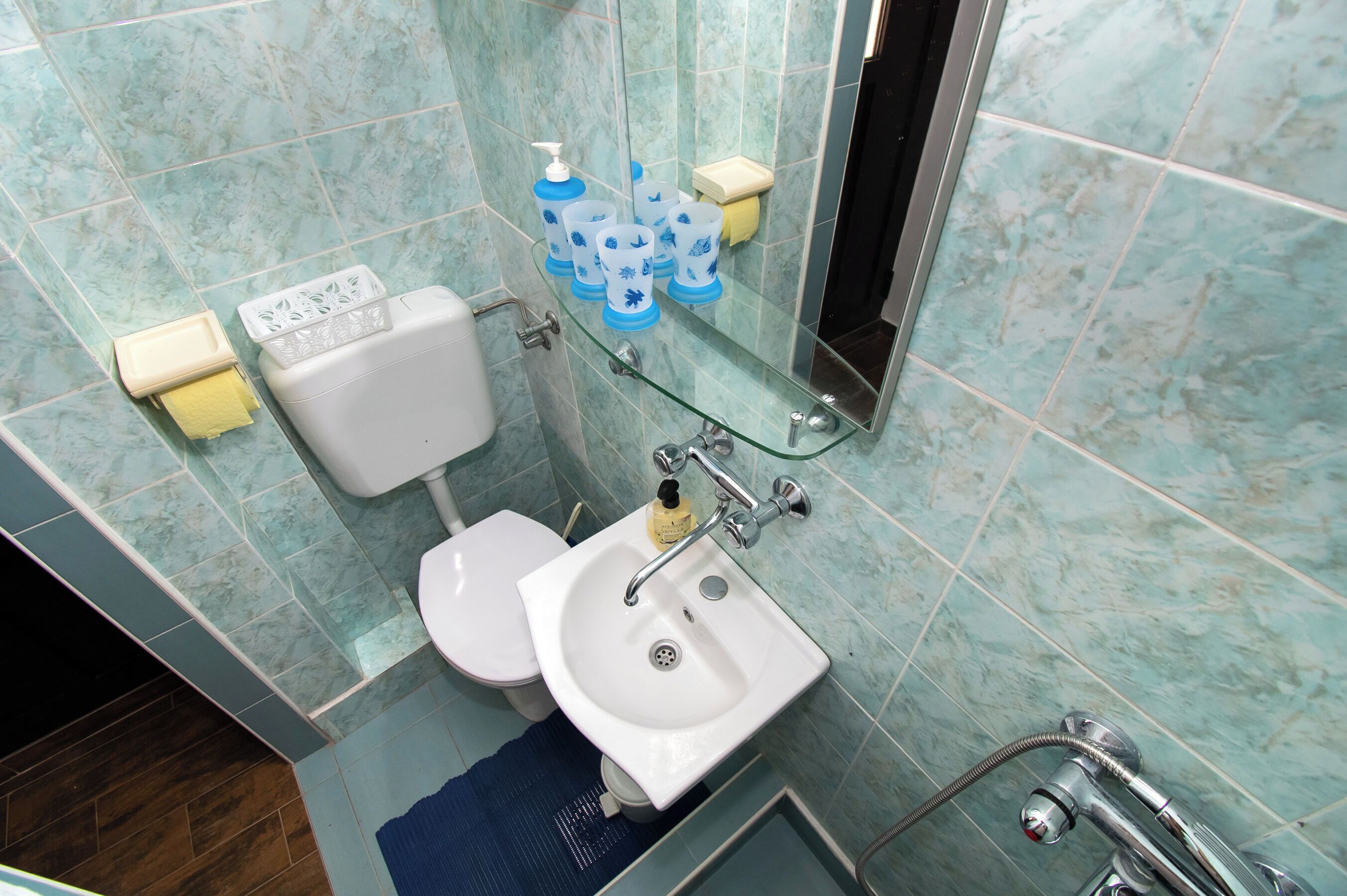 Ein Badezimmer mit Toilette, Waschbecken und Dusche.