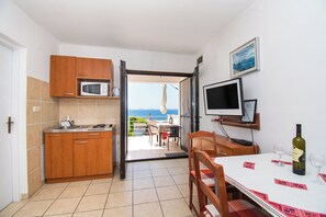 Apartment (A2) | Eigene Küche | Kühlschrank, Mikrowelle, Herdplatte, Espressomaschine