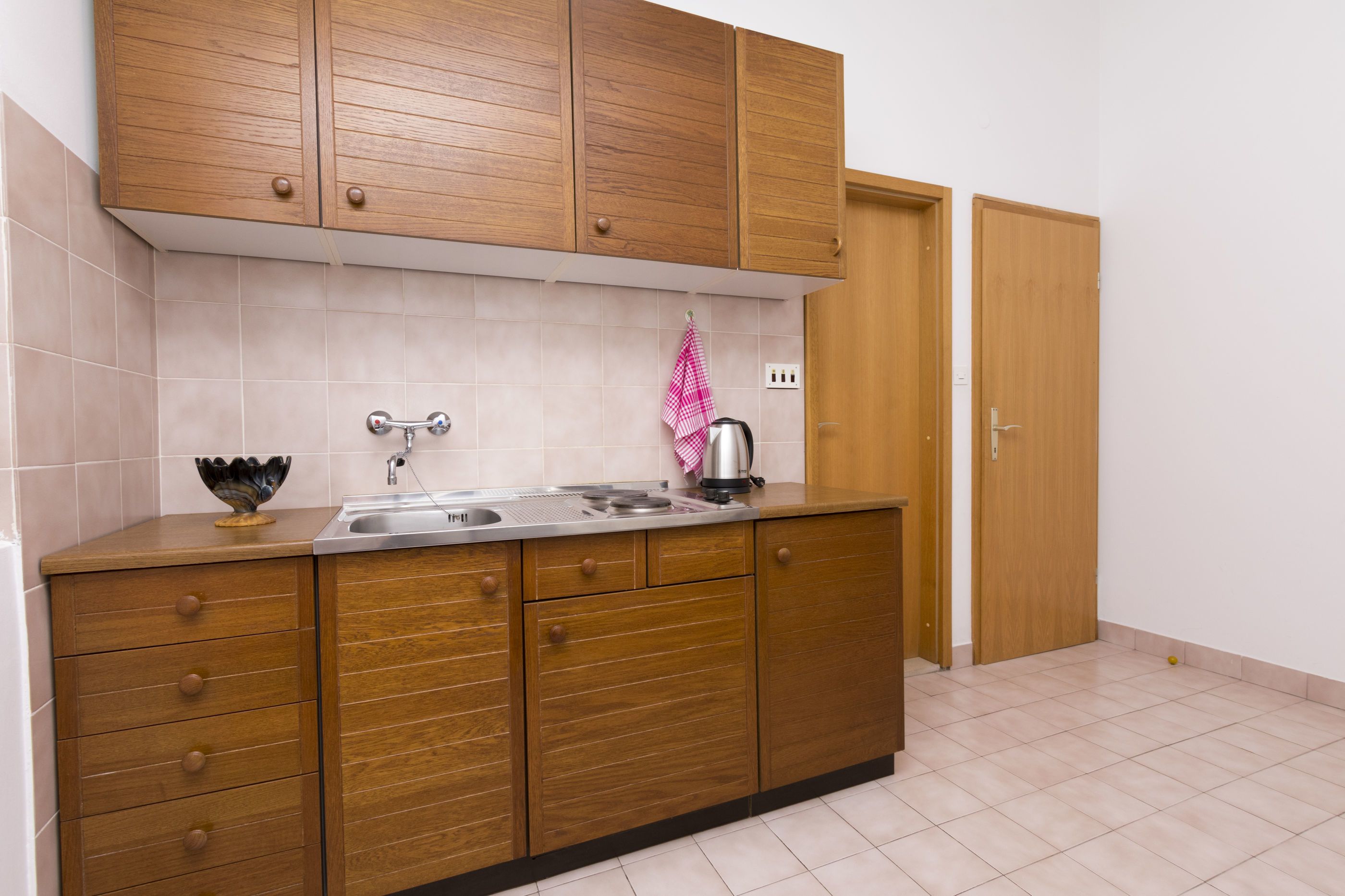 Private kitchen | Fridge, stovetop, electric kettle, cookware/dishes/utensils