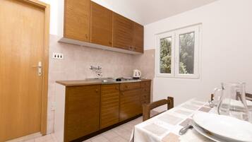 Private kitchen | Fridge, stovetop, electric kettle, cookware/dishes/utensils