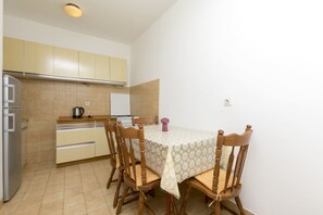 Private kitchen | Fridge, stovetop, electric kettle, cookware/dishes/utensils