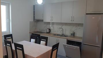 Private kitchen | Fridge, stovetop, electric kettle, cookware/dishes/utensils