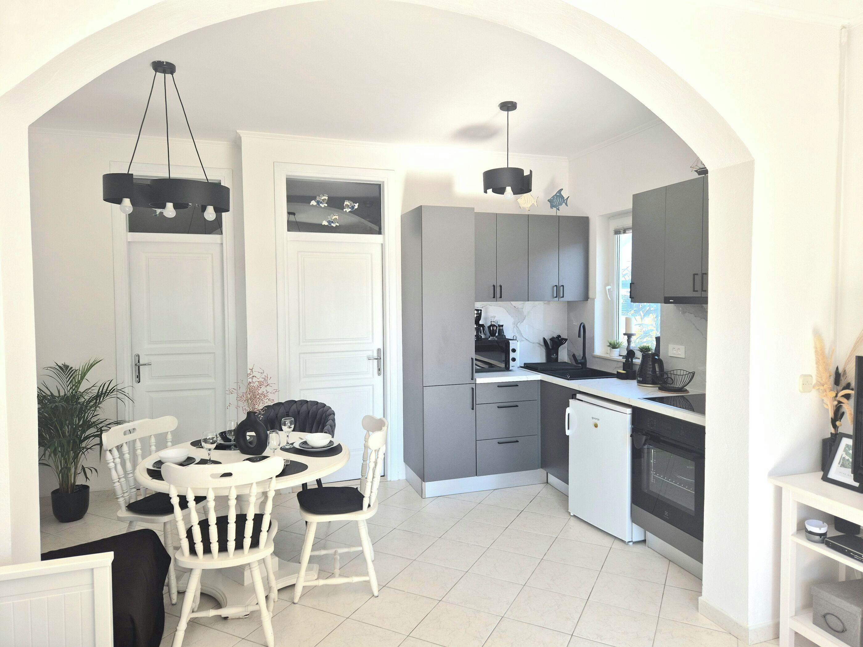 Apartment (A1) | Private kitchen | Fridge, microwave, stovetop, cookware/dishes/utensils