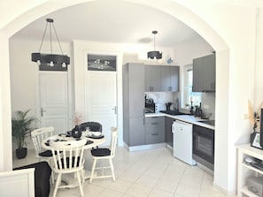 Apartment (A1) | Private kitchen | Fridge, microwave, stovetop, cookware/dishes/utensils