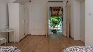 2 bedrooms, iron/ironing board, free WiFi