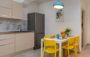 Cocina privada | Frigorífico, horno, placa de cocina y máquina de café espresso