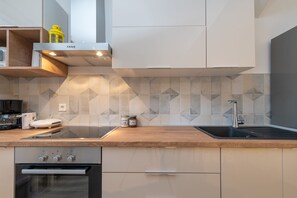 Private kitchen | Fridge, oven, stovetop, espresso maker