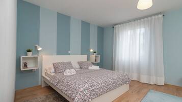 2 habitaciones, tabla de planchar con plancha y cunas gratuitas