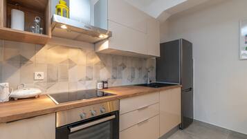 Refrigerador, horno, placa de cocina, cafetera expreso