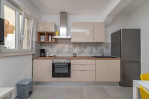 Cocina privada | Frigorífico, horno, placa de cocina y máquina de café espresso