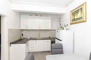 Refrigerador, microondas, horno, placa de cocina