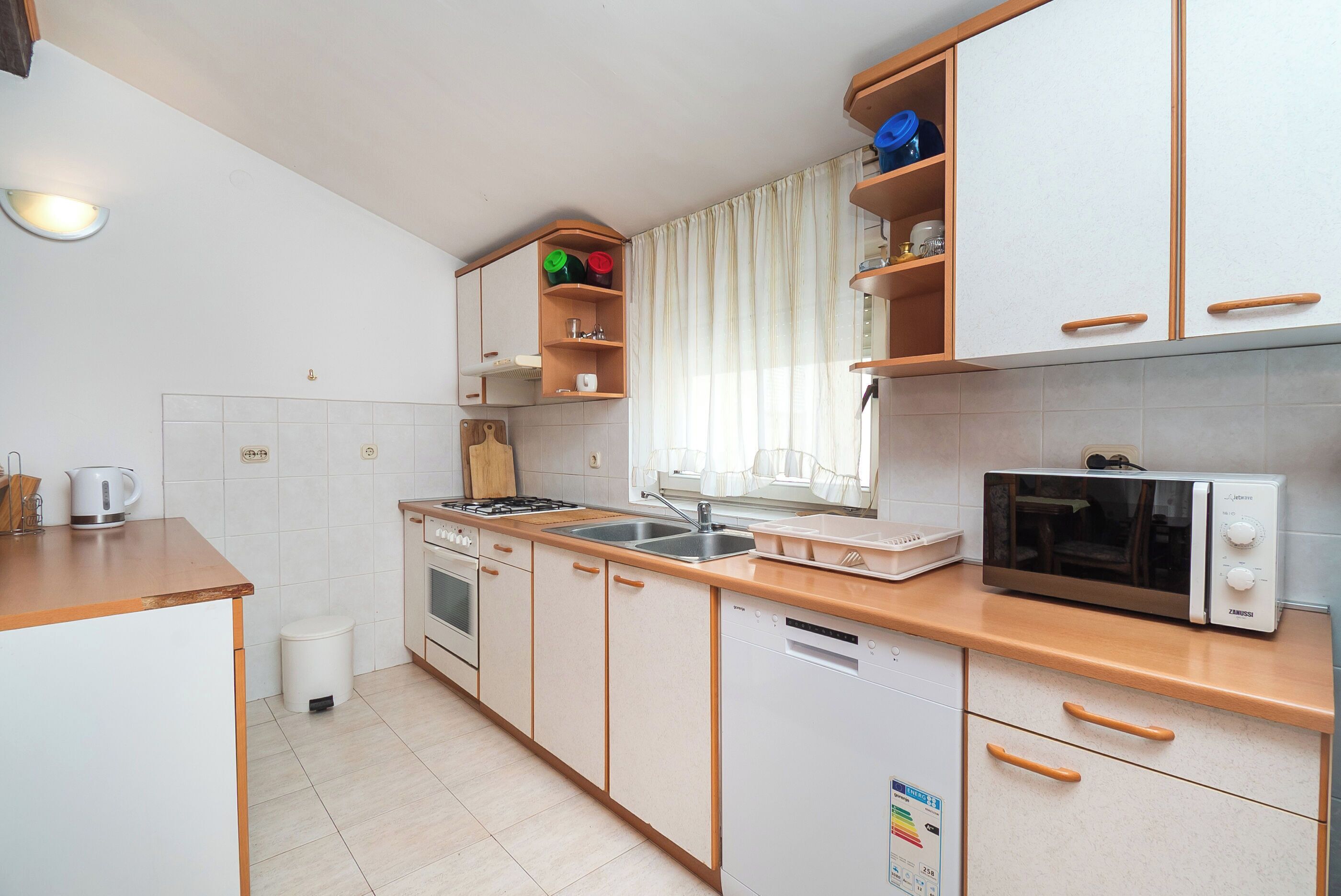 Appartement (A3) | Cuisine privée | Réfrigérateur, four à micro-ondes, surface de cuisson, lave-vaisselle