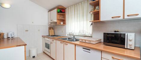 Appartement (A3) | Cuisine privée | Réfrigérateur, four à micro-ondes, surface de cuisson, lave-vaisselle