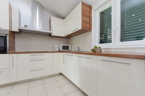 Private kitchen | Fridge, microwave, oven, stovetop
