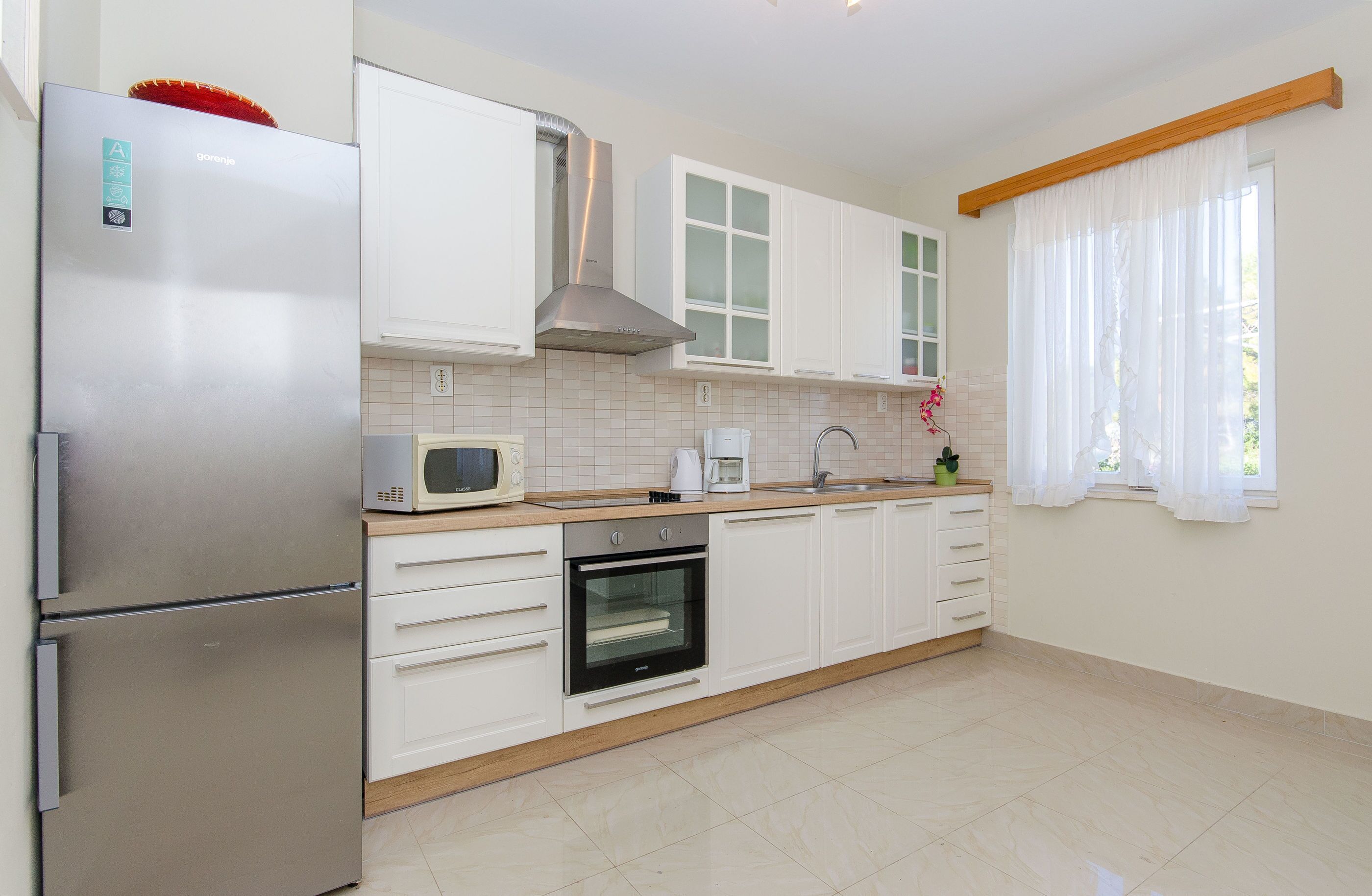 Private kitchen | Fridge, microwave, oven, stovetop